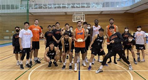 Kobe Paras welcomed to Japan B.League side Niigata practice.